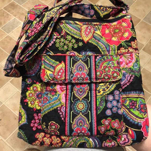Vera Bradley Handbags - Vera Bradley crossbody messenger bag